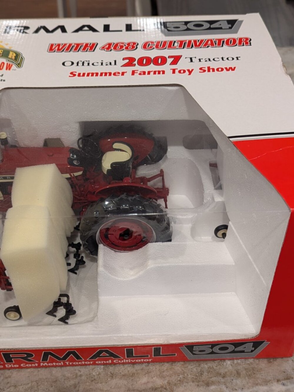 1/16 Farmall 504 Tractor & 468 Cultivator 2007 Summer Farm Toy Show Edition spec - Picture 4 of 10